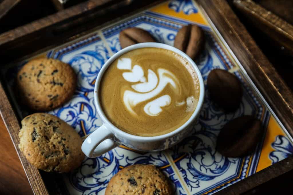 Marocchino caffè Art e Biscotti su Vassoio Decorato in Stile Mediterraneo